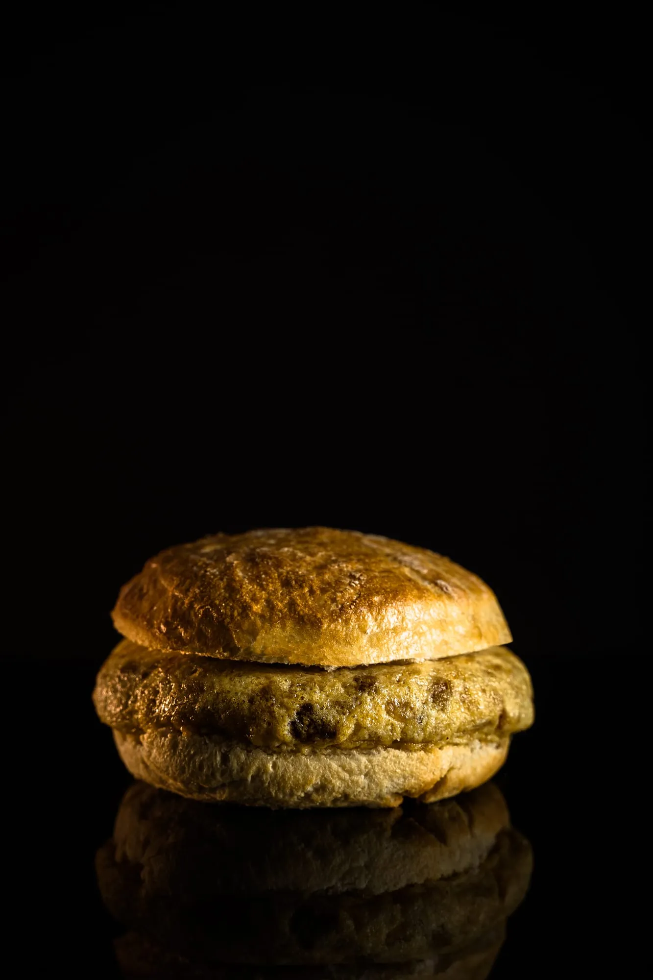 Bocadillo de tortilla de El Bodi abierto por la mitad sobre fondo negro