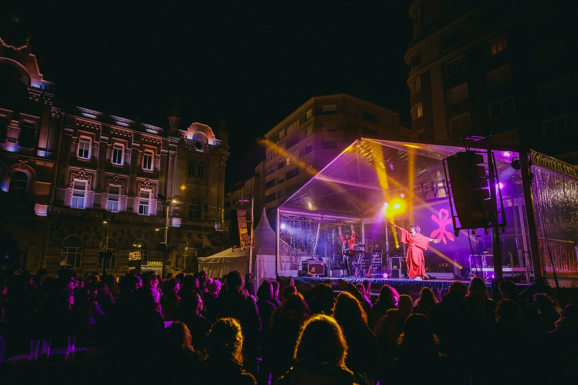 Concierto de Casapalma en el escenario del Santander Local Fest con la Plaza del Ayuntamiento llena de público
