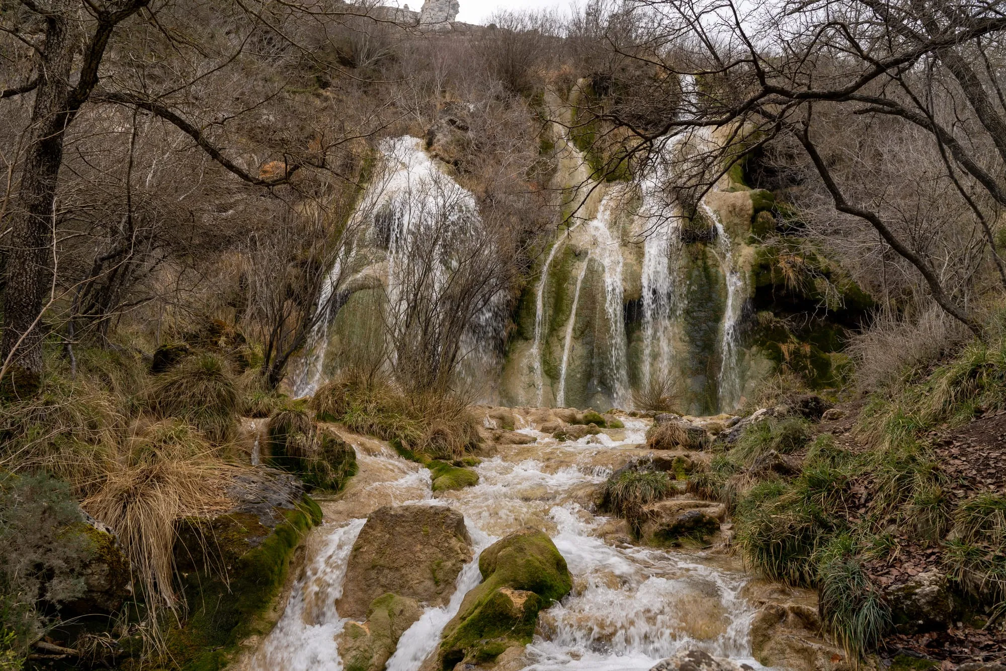 Cascadas del Tobazo en Valderredible, con varios chorros cayendo por la pared de toba cubierta de musgo
