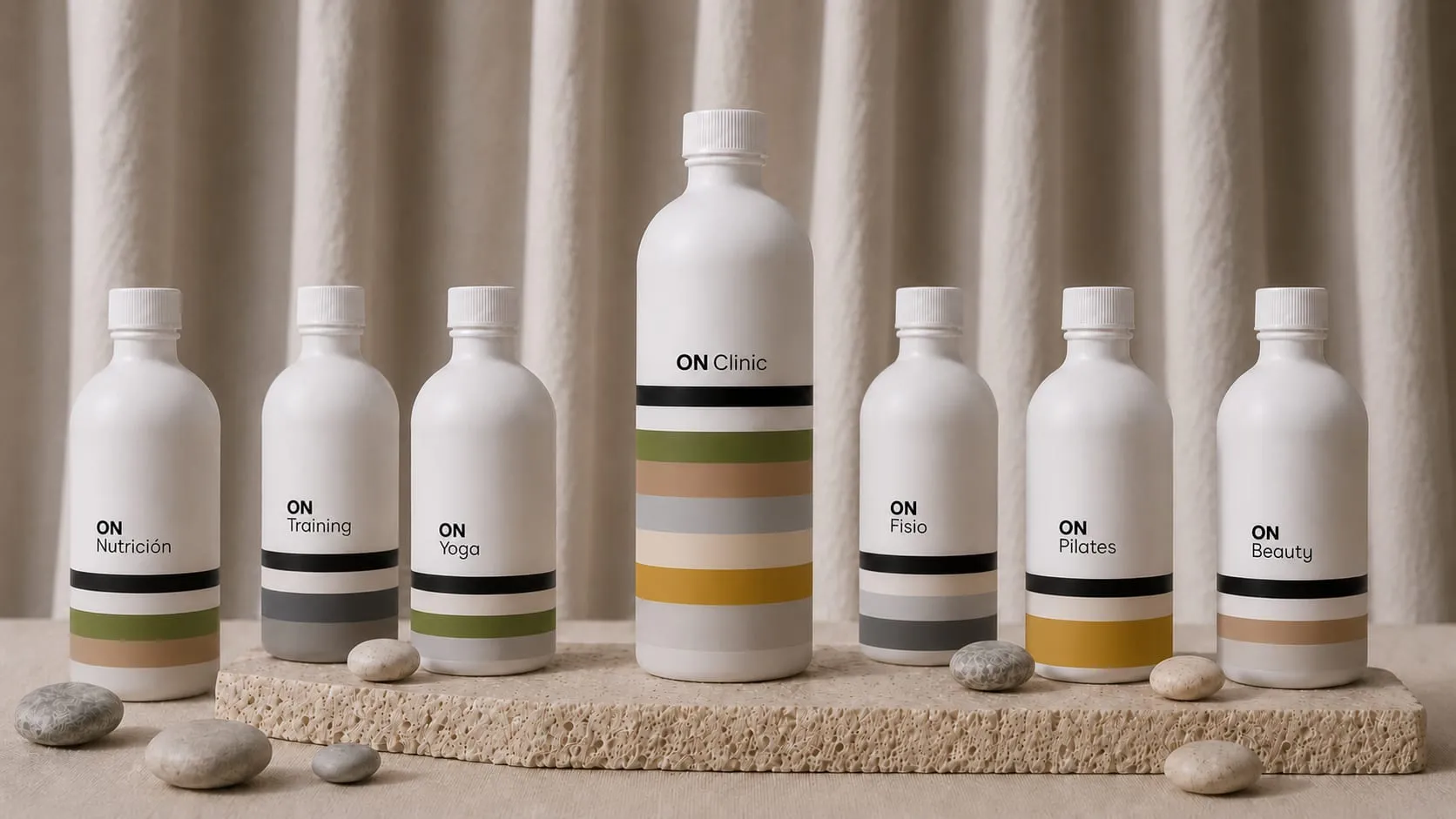 Seis botellas blancas de ON Clinic, una por submarca, con la franja de color de cada especialidad