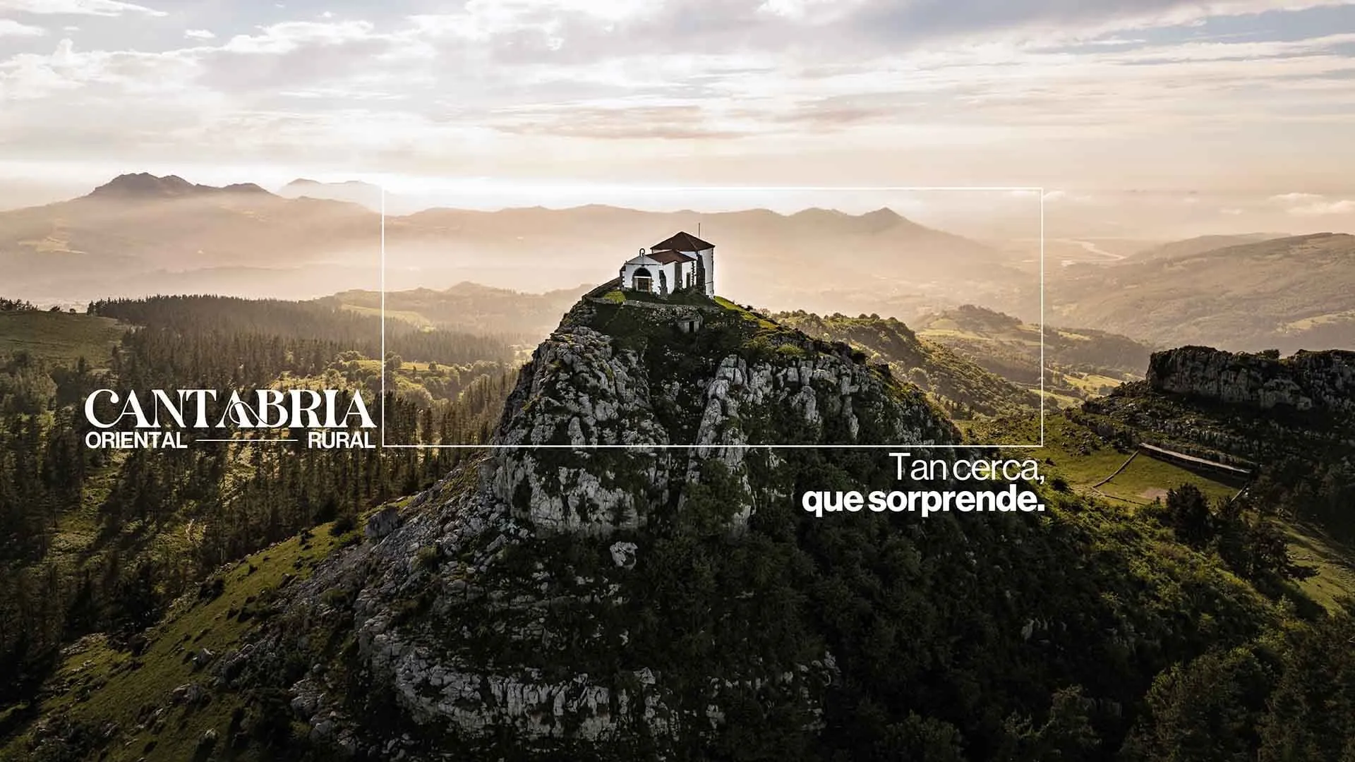 Ermita sobre una peña entre montañas al amanecer con el claim Tan cerca, que sorprende