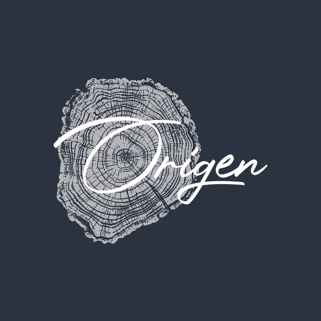 Logotipo de Origen: sección de un tronco con sus anillos y el nombre caligráfico sobre azul oscuro