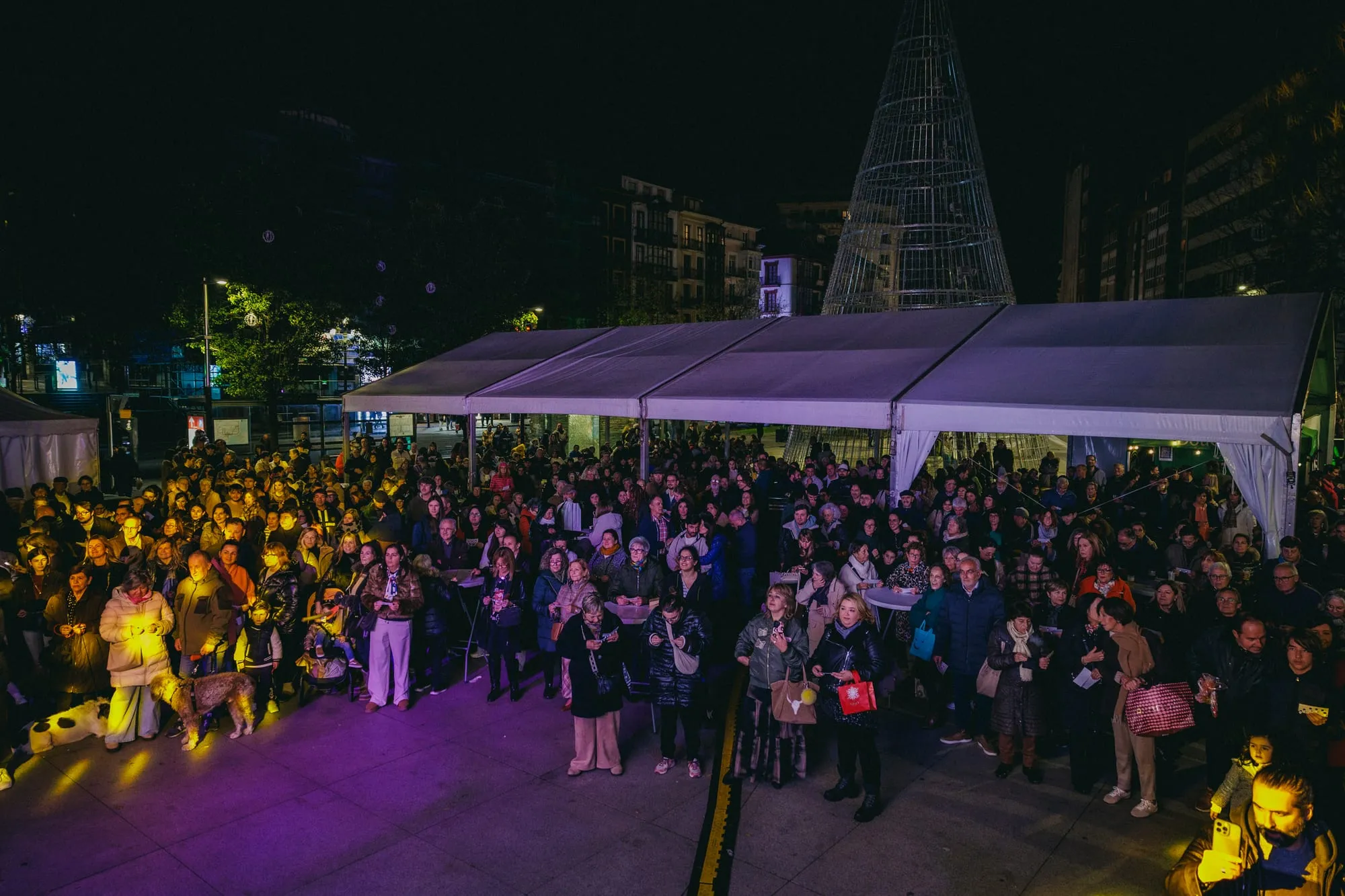 Cientos de personas siguen el Gran Bingo del Comercio Local bajo la carpa de la Plaza del Ayuntamiento de noche