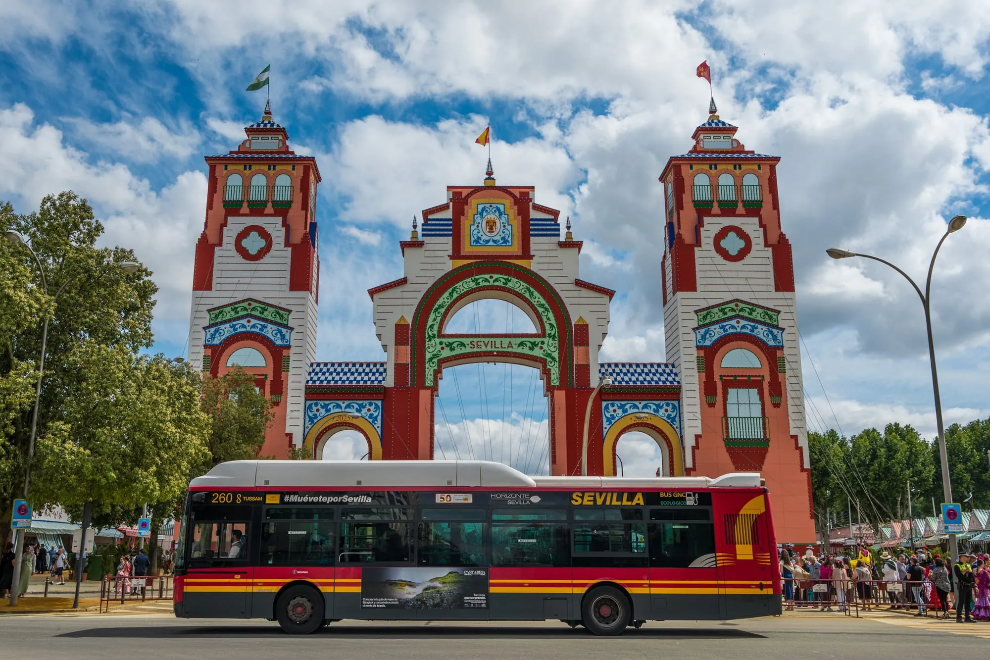 Autobús urbano rotulado con la campaña ante la portada de la Feria de Abril de Sevilla