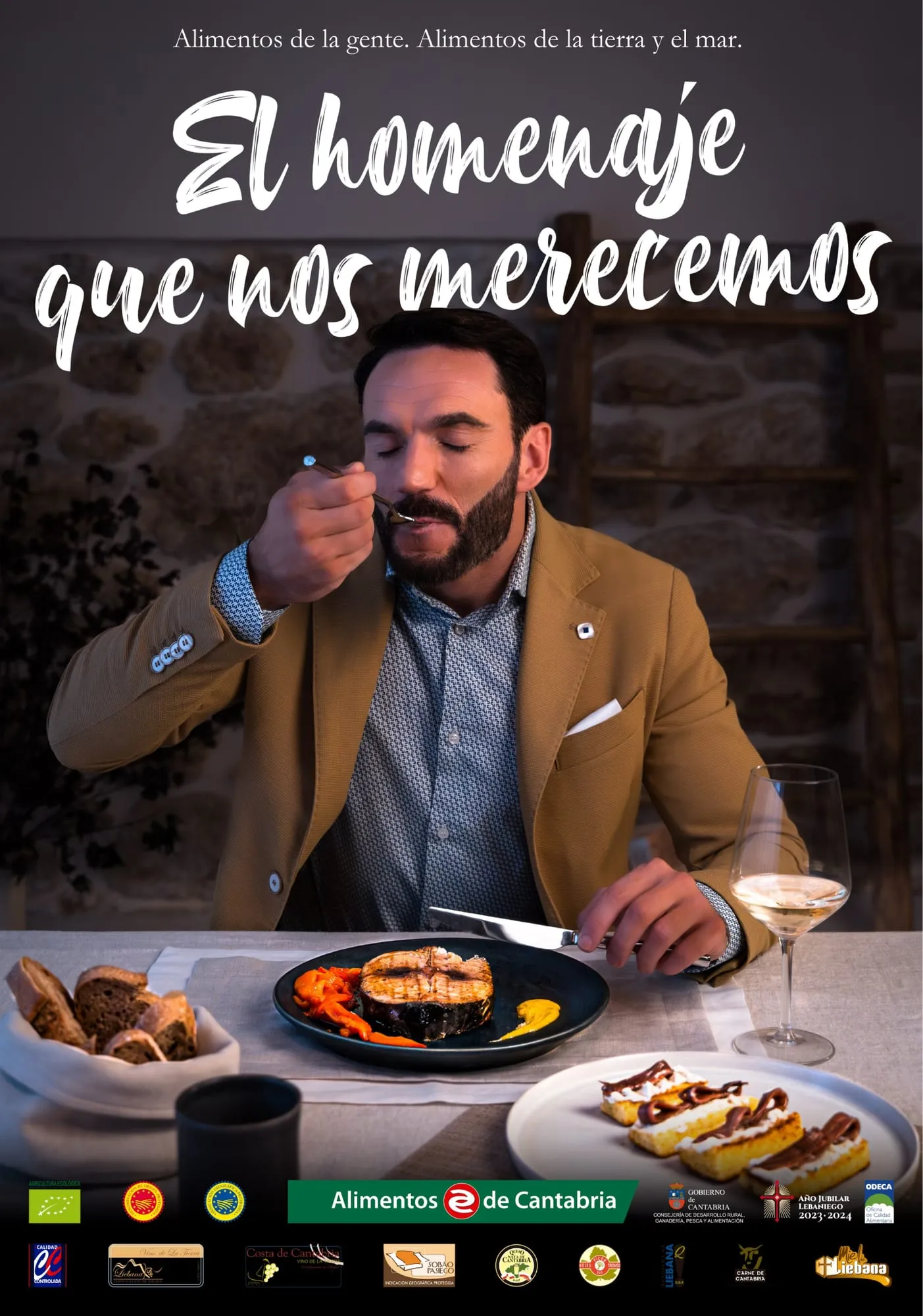 Cartel de la campaña: un hombre con americana saborea pescado a la plancha con pimientos y una copa de vino blanco