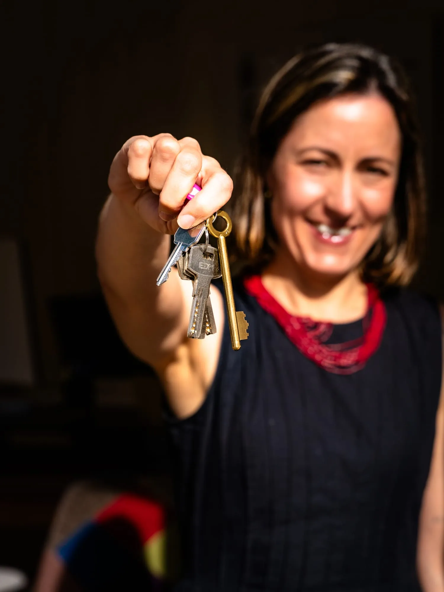 Rebeca, de Picos Mar Inmobiliaria, enseña a cámara las llaves de una casa