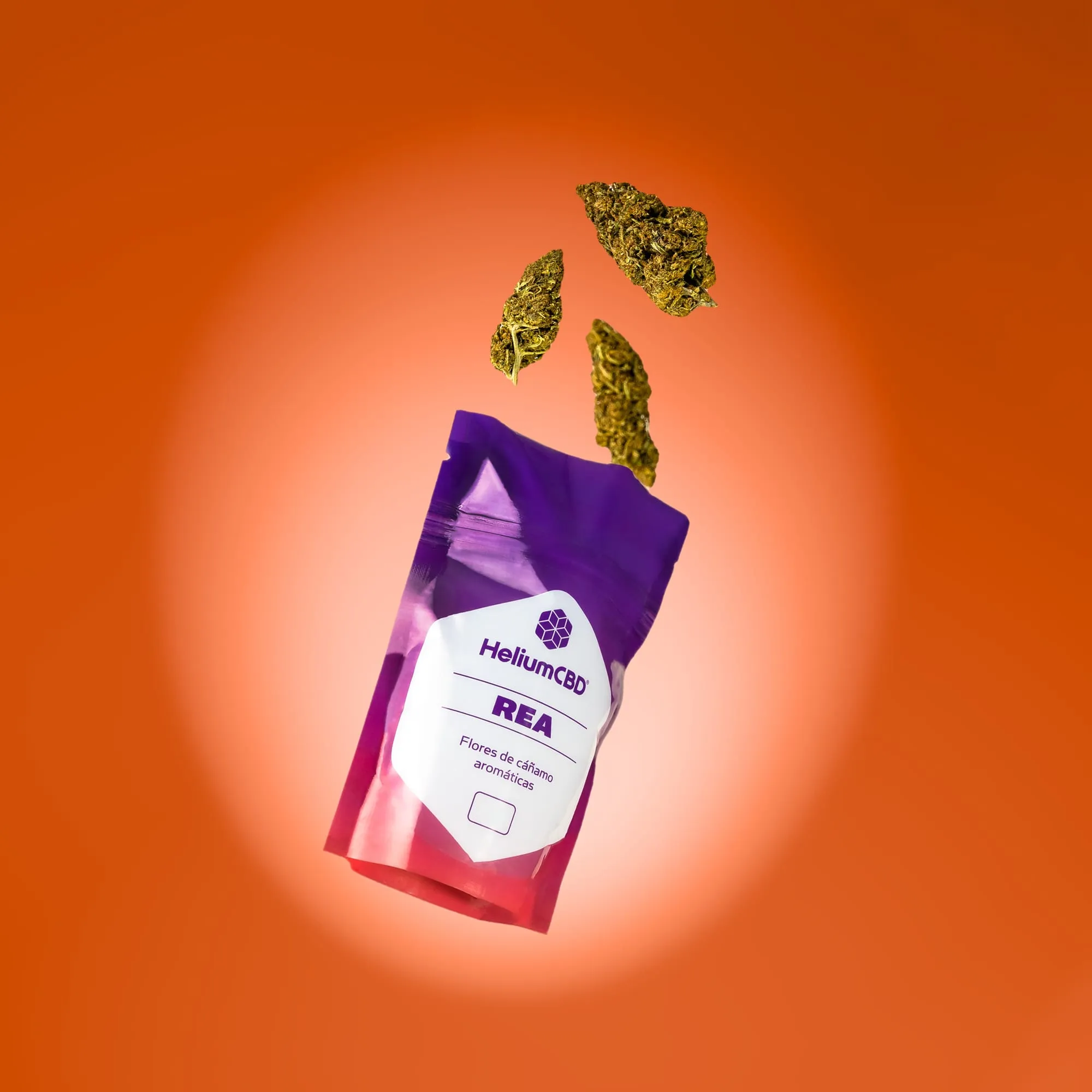 Bolsa de flores de cáñamo HeliumCBD con cogollos levitando sobre fondo naranja