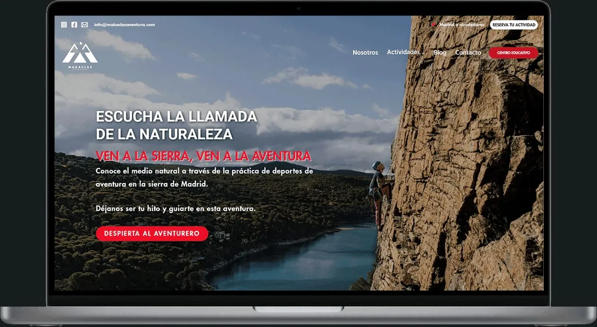 Portada de la web en un portátil: escaladora sobre el embalse y el titular Escucha la llamada de la naturaleza