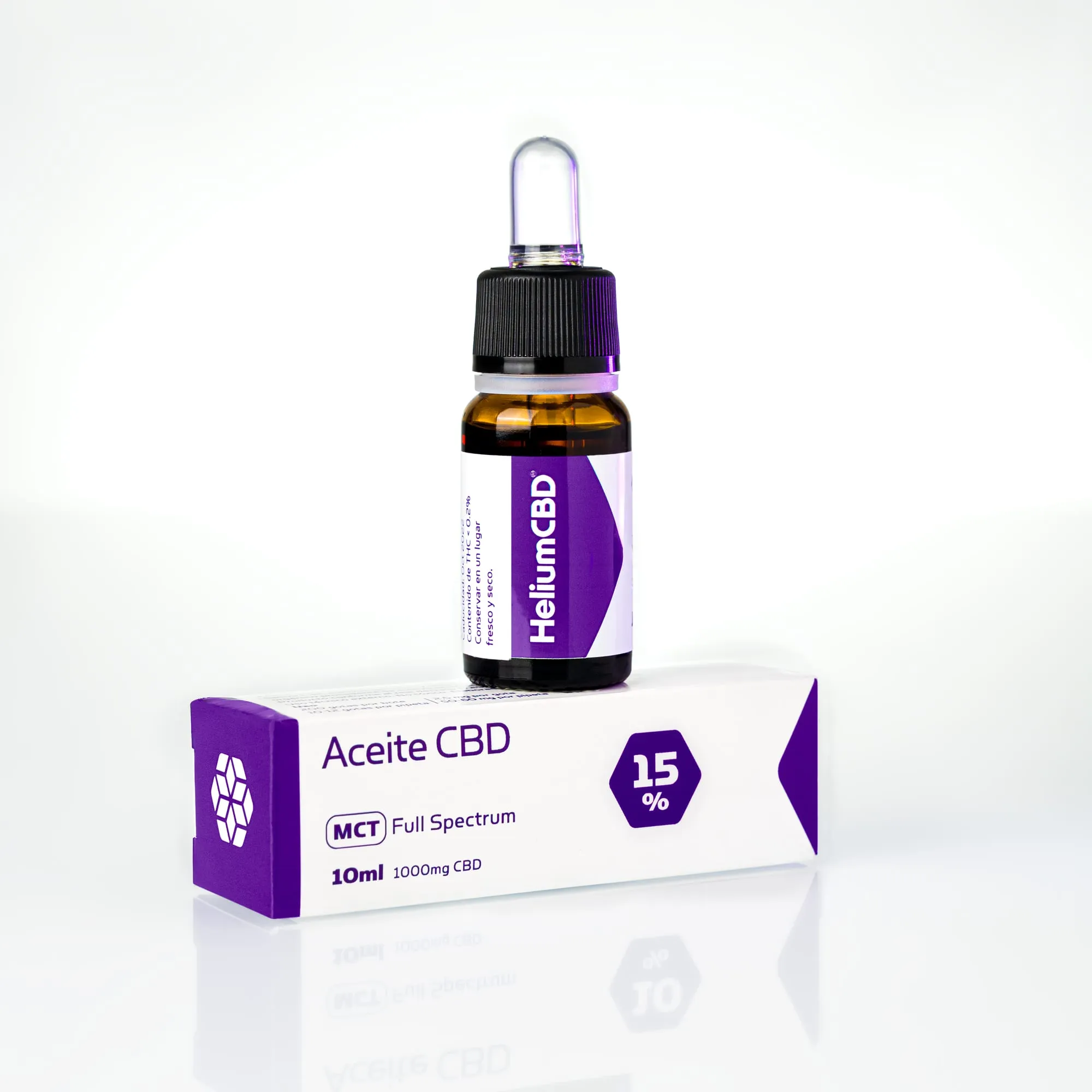 Frasco de aceite CBD 15 % con su caja sobre fondo blanco con reflejo