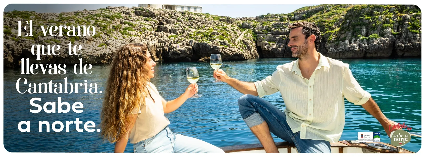 Cabecera de Facebook: la pareja brinda con vino blanco en el barco frente al faro, con el claim a la izquierda