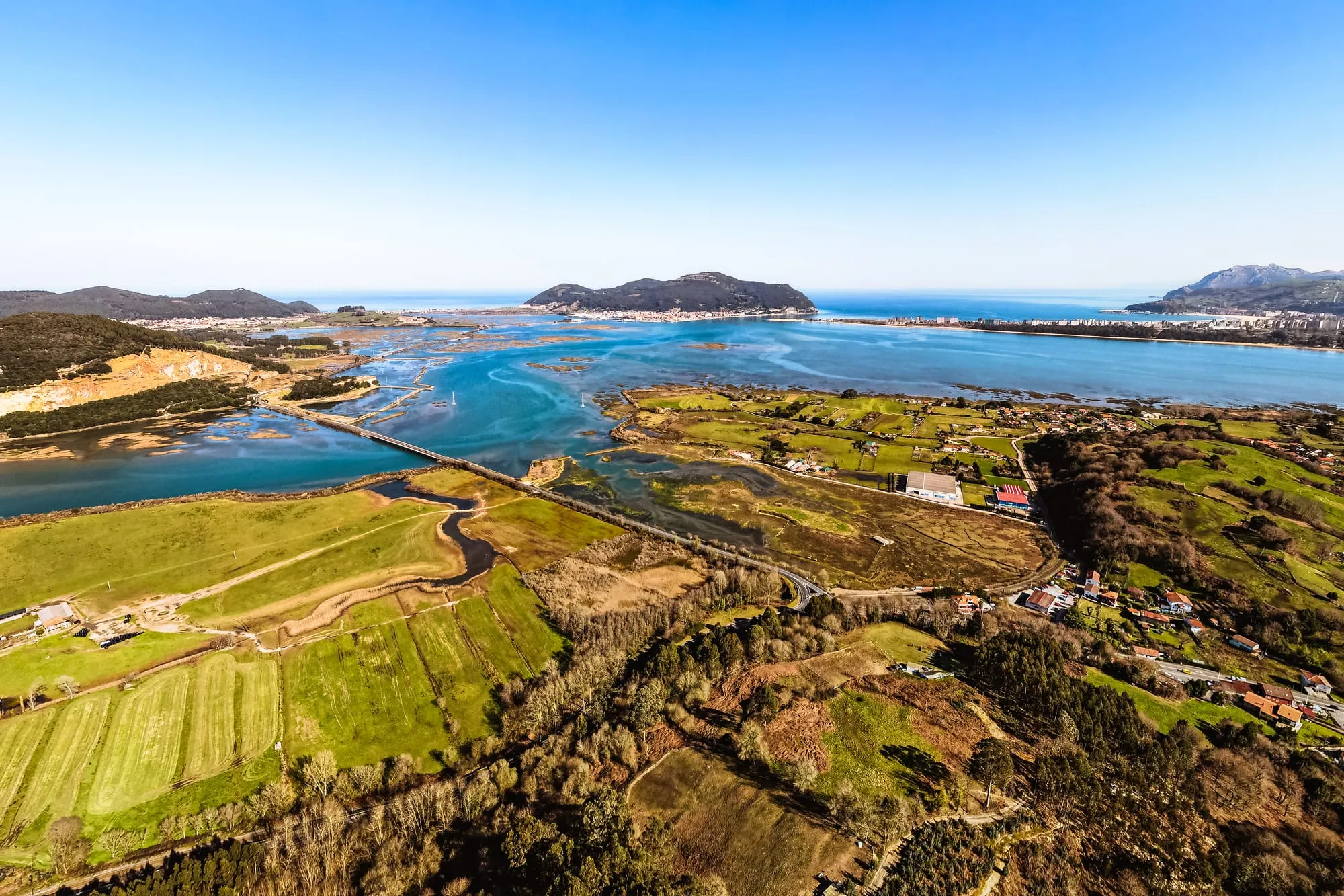 Vista aérea de las marismas y los prados de Cicero con el mar Cantábrico al fondo