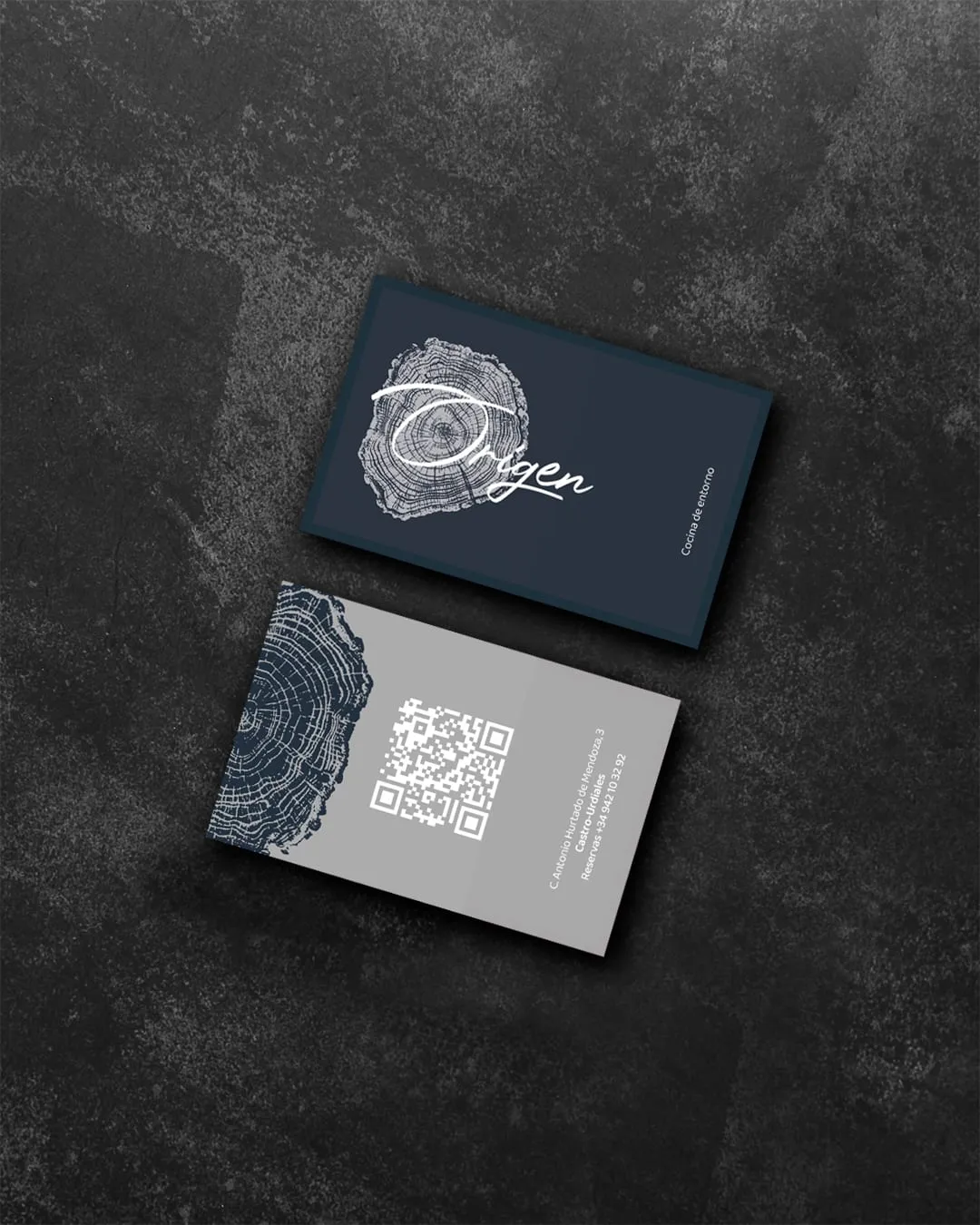 Tarjetas de visita a dos caras: anverso azul oscuro con el logotipo y reverso gris con código QR