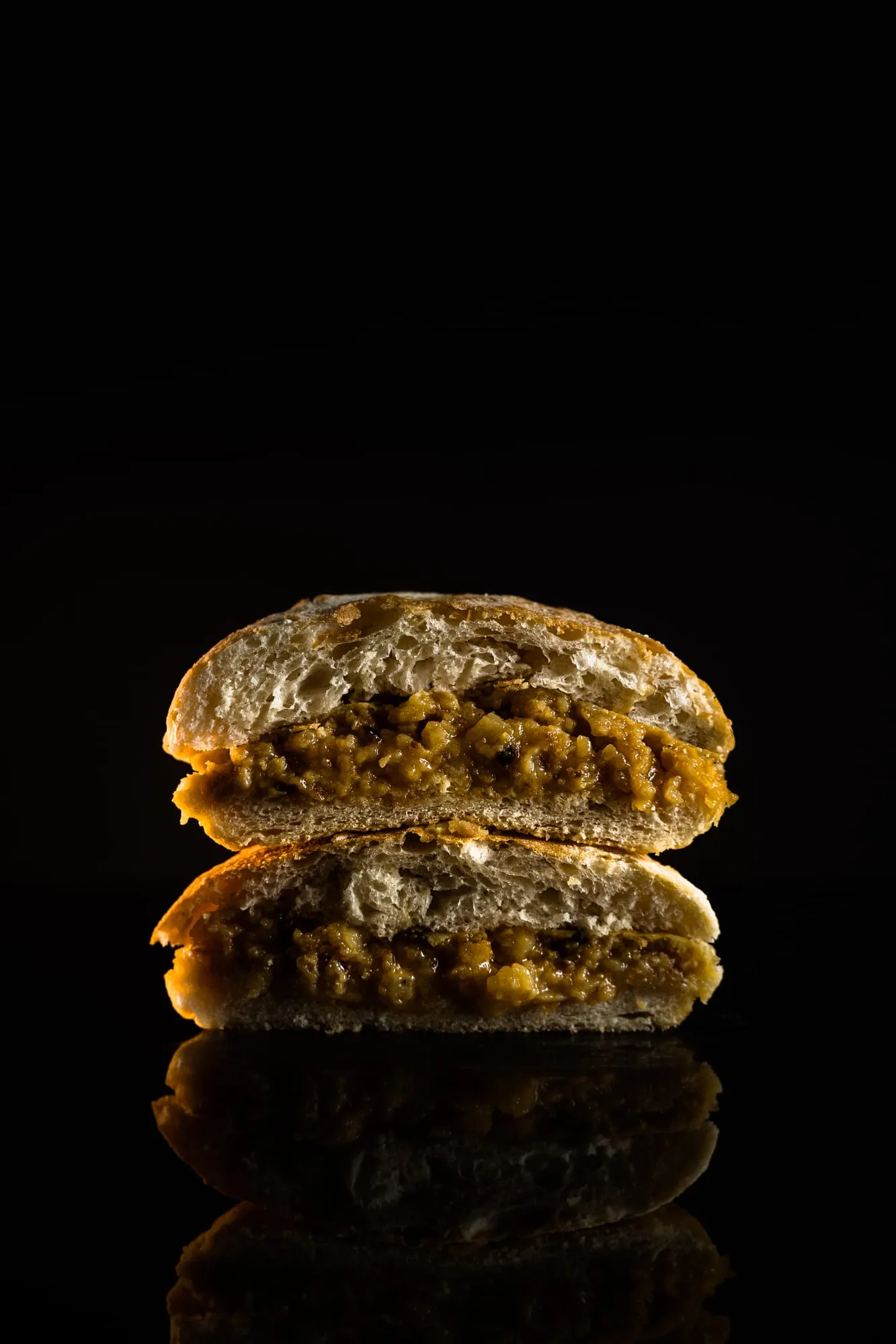 Bocadillo de tortilla partido por la mitad mostrando la tortilla jugosa