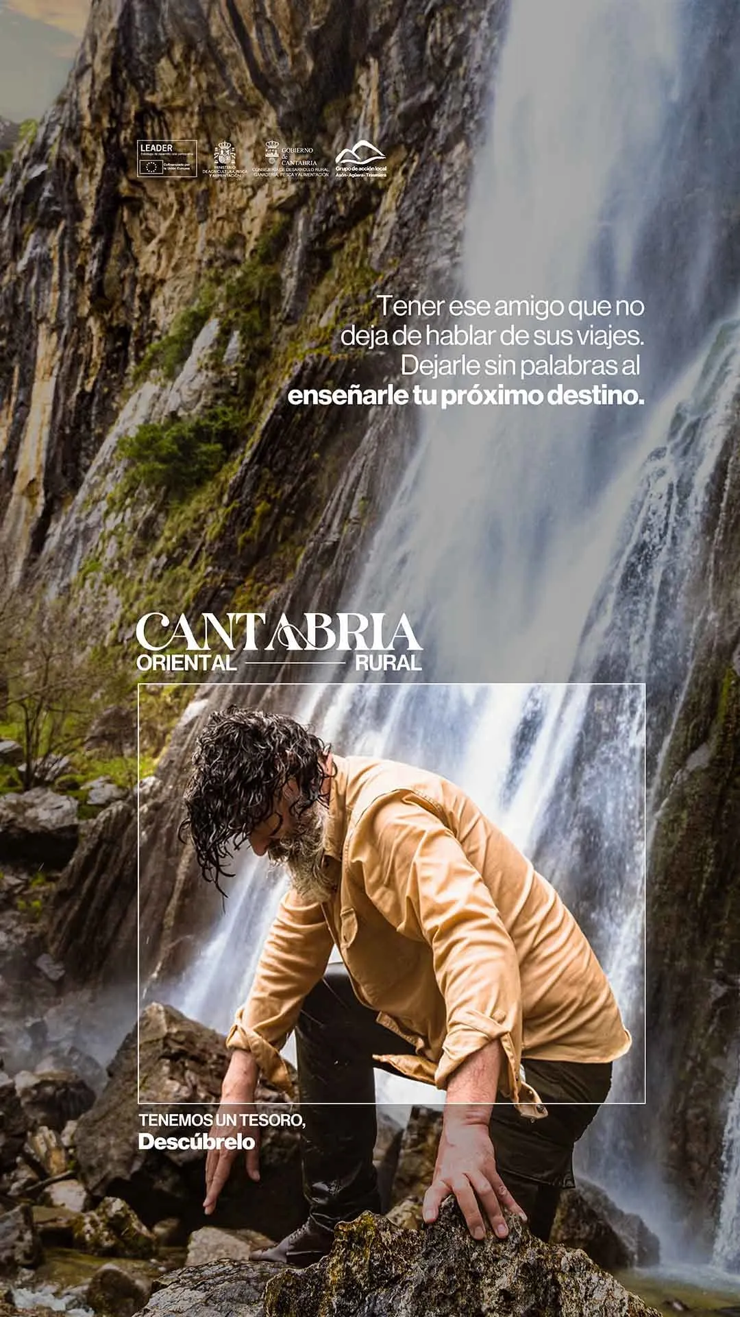 Pieza vertical de la campaña: hombre agachado ante una gran cascada con el texto Tener ese amigo
