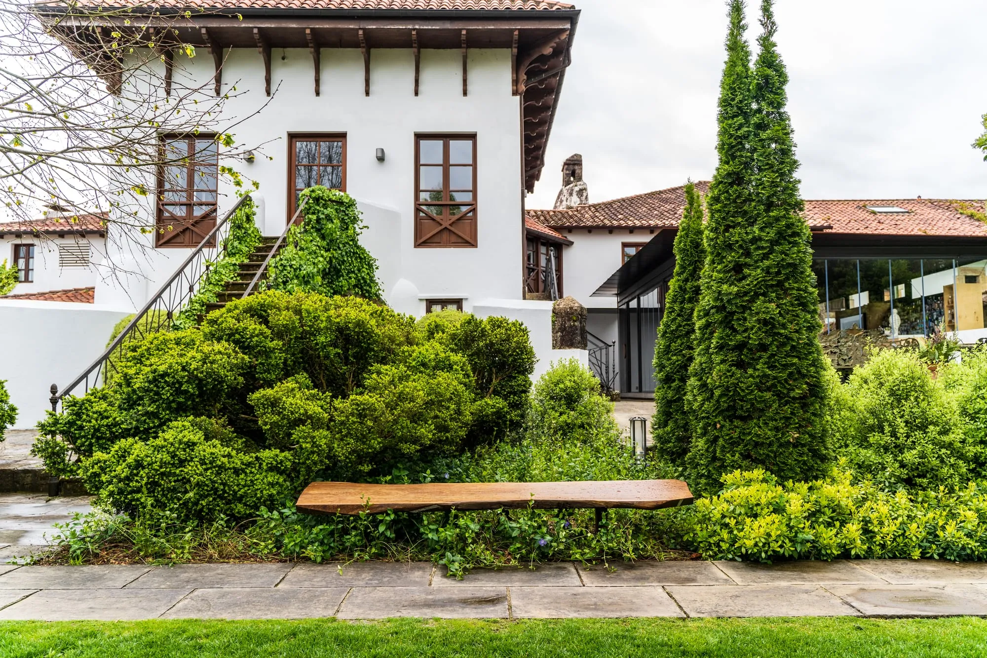 Fachada blanca y jardín del restaurante Cenador de Amós, en Villaverde de Pontones