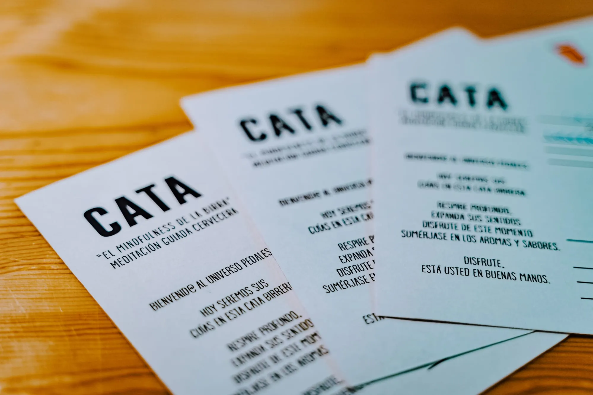 Tarjetas de cata con el texto El mindfulness de la birra sobre la barra de madera