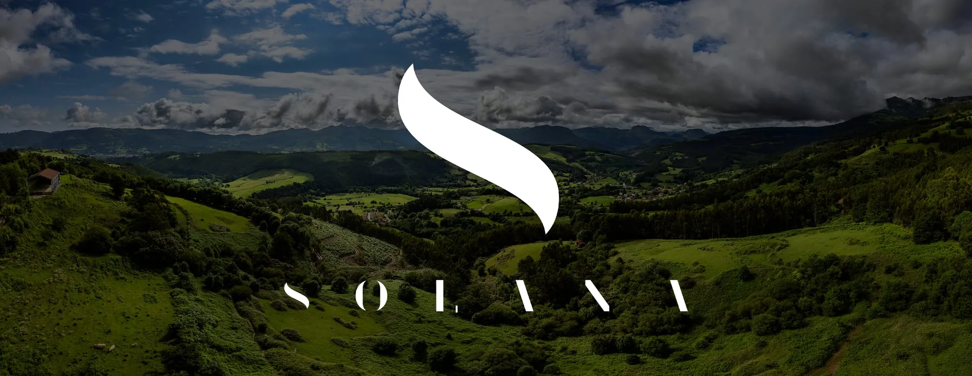 Portada de Facebook de Solana con el logotipo blanco sobre el valle de Ampuero
