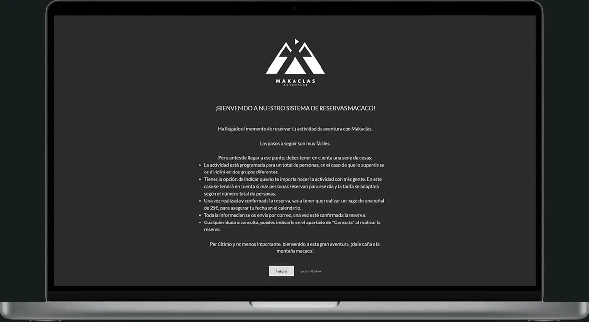 Pantalla de bienvenida del sistema de reservas Macaco, con el logotipo en blanco sobre fondo negro