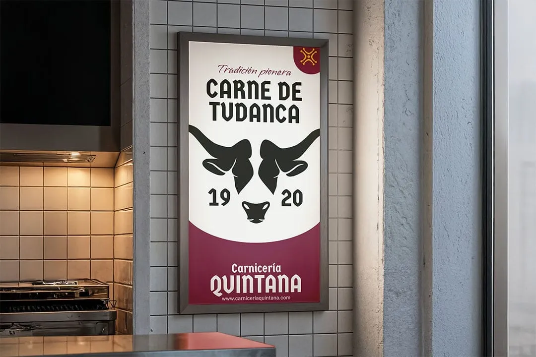 Cartel Tradición pionera, carne de tudanca enmarcado en la pared de azulejos de una cocina