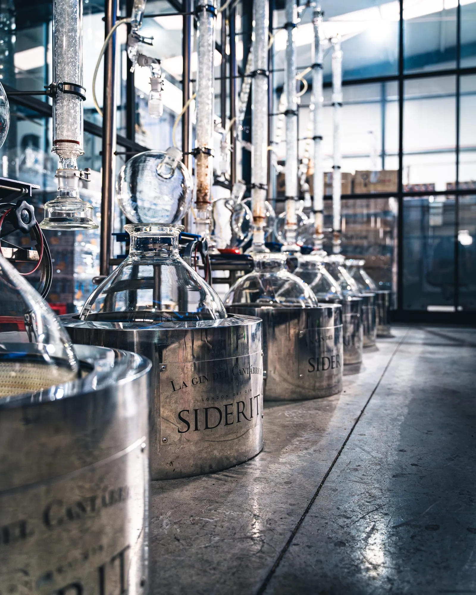 Alambiques de cristal de la destilería con la placa La Gin del Cantábrico Siderit