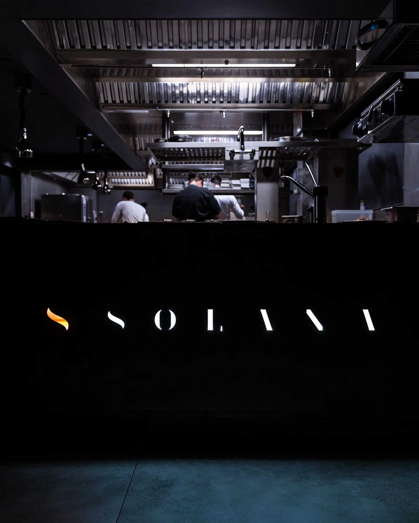 Rótulo con el nuevo logotipo de Solana en el pase de la cocina del restaurante