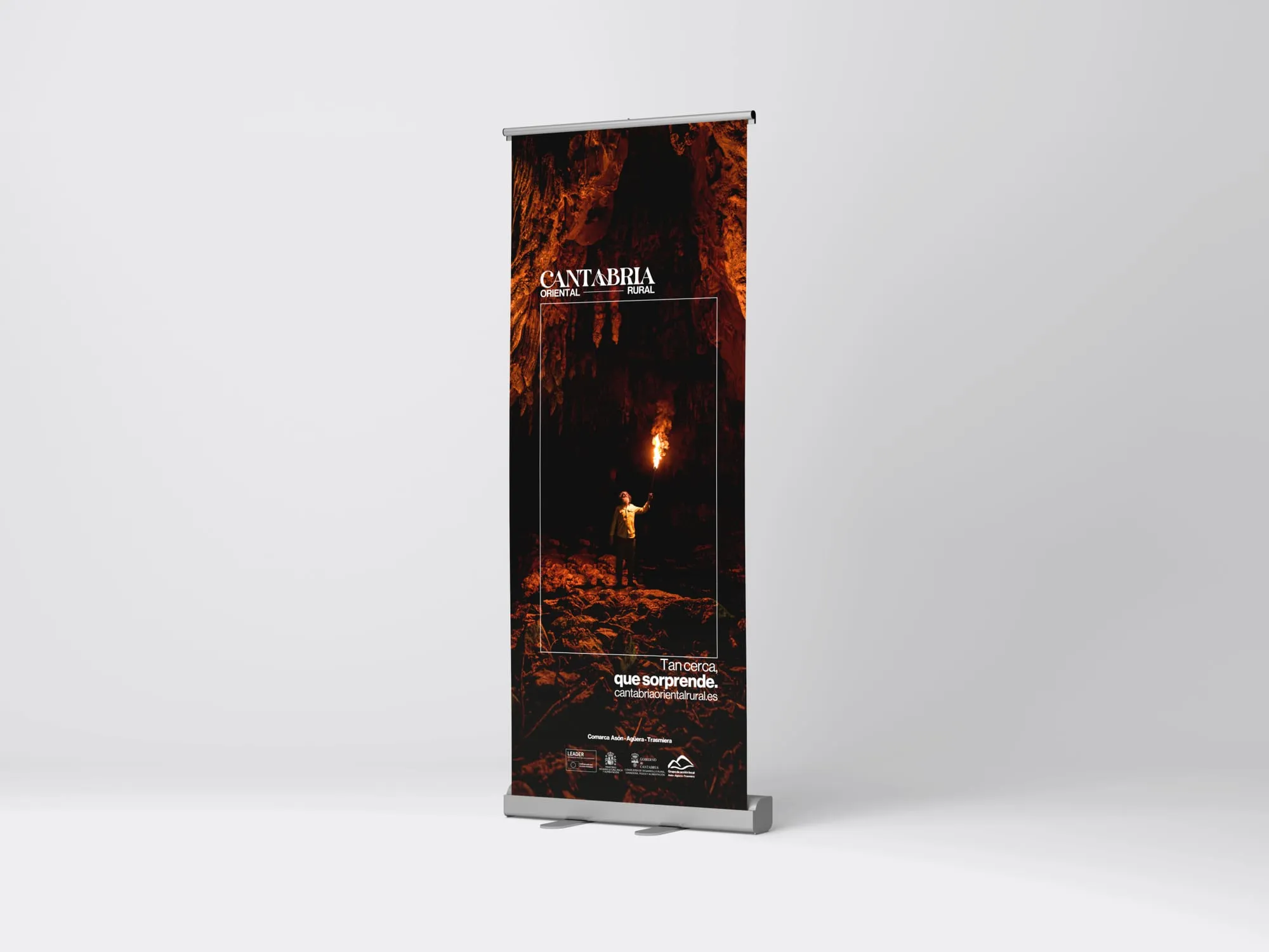 Roll-up de la campaña con el hombre de la antorcha en la cueva sobre fondo neutro