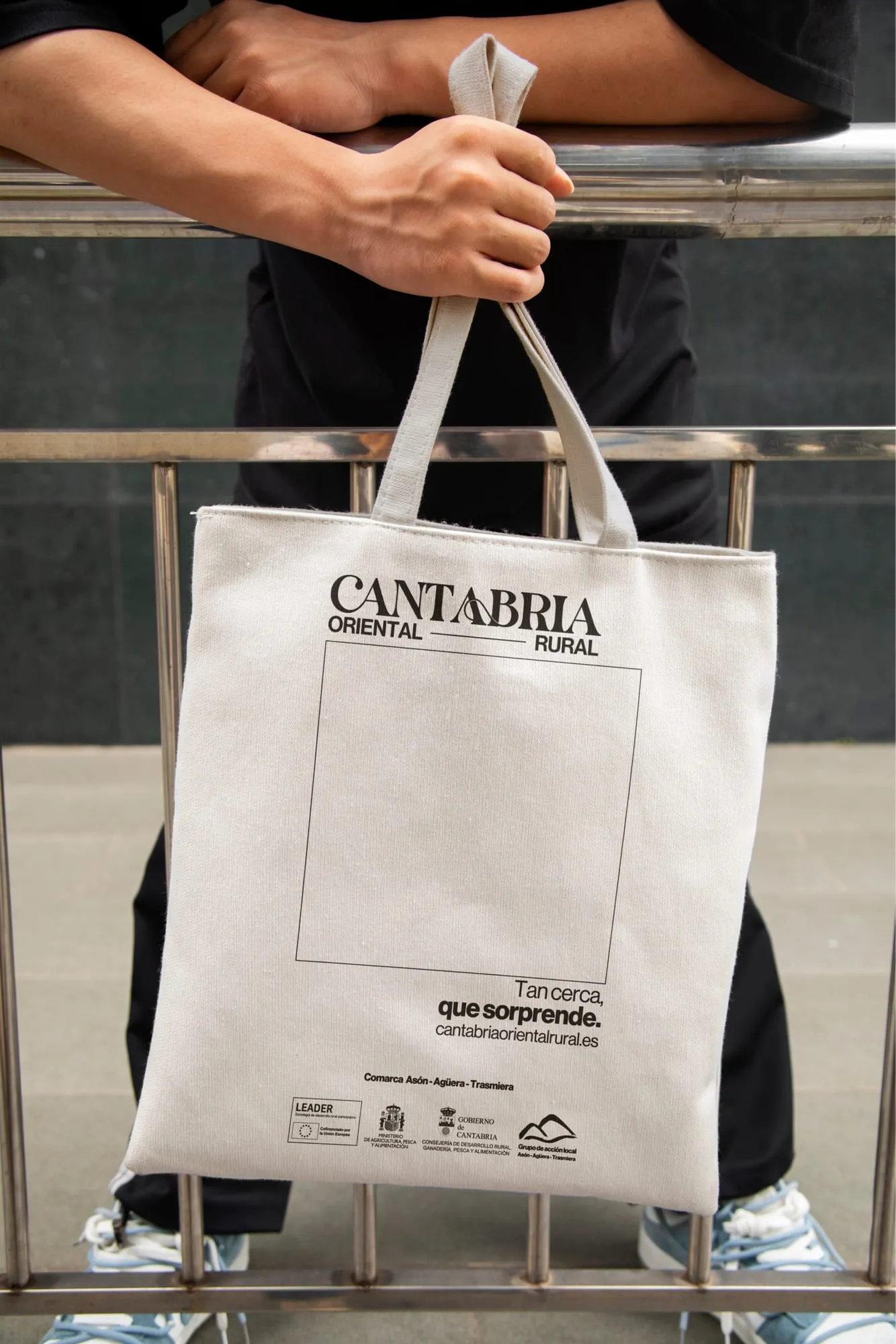 Tote bag de algodón con el logotipo Cantabria Oriental Rural y el claim impresos a una tinta