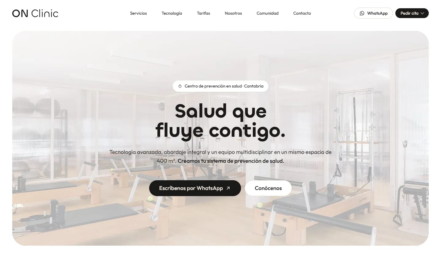 Portada de la nueva web de ON Clinic con el claim Salud que fluye contigo sobre la sala de pilates