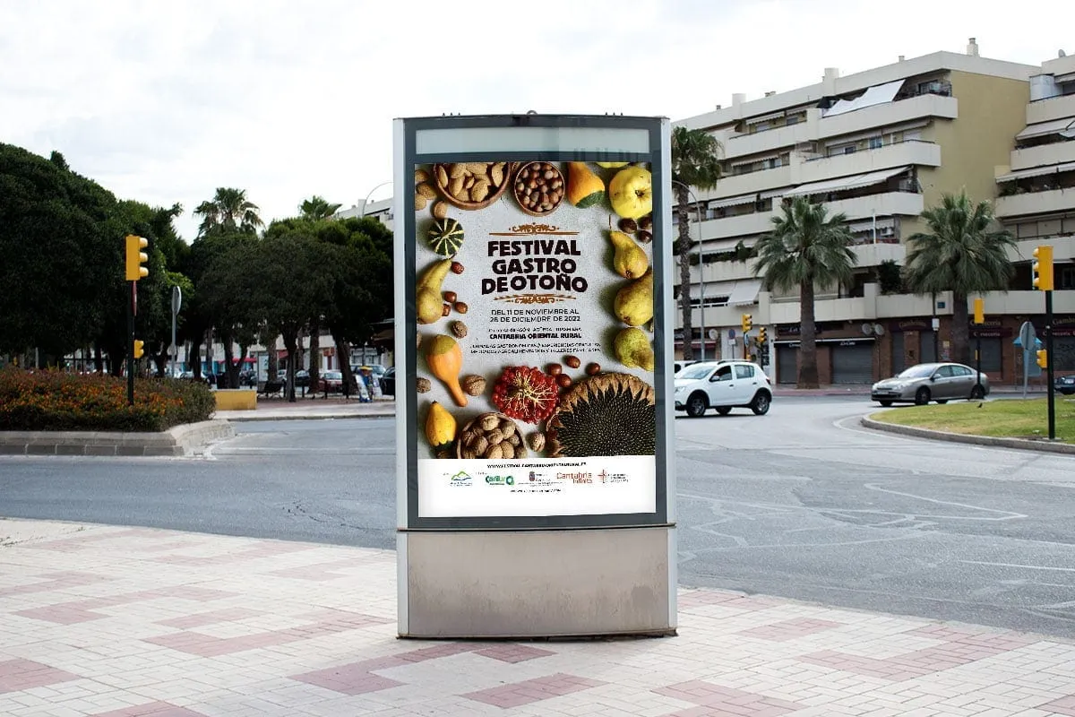 Cartel del Festival Gastro de Otoño con frutos de temporada y las fechas, montado en un mupi