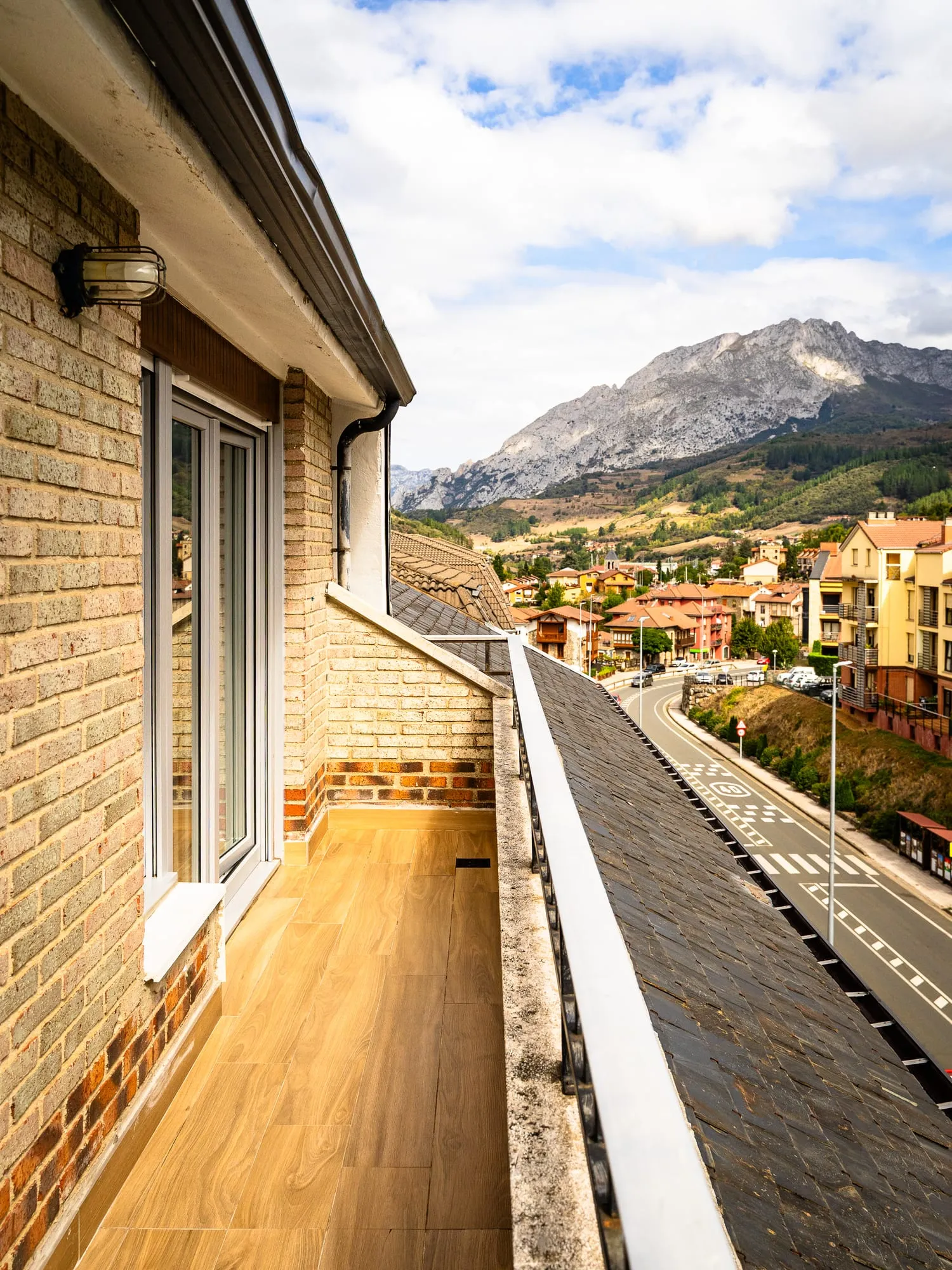 Balcón de un piso con vistas a Potes y a las montañas de Liébana