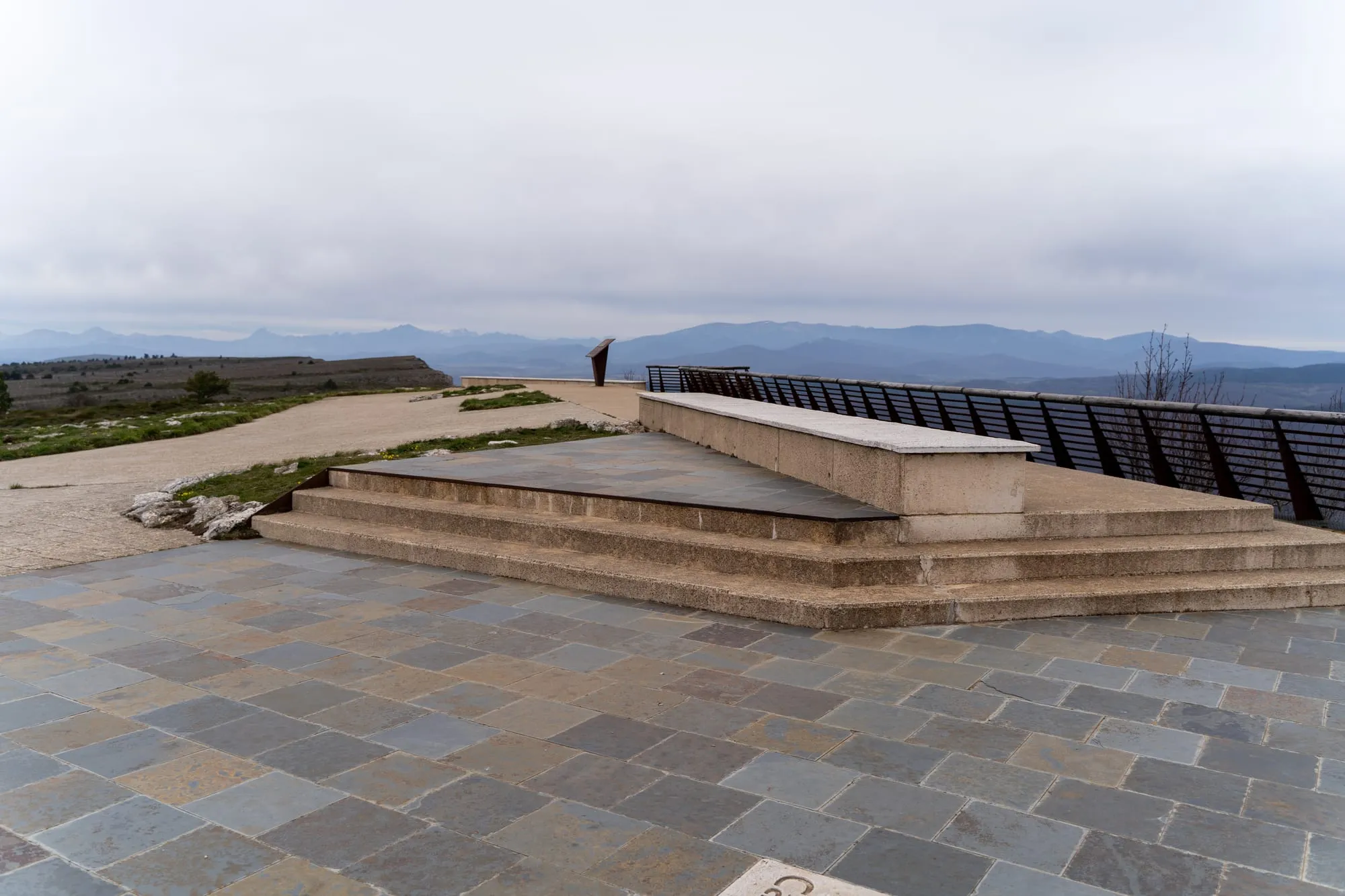 Plataforma de piedra del mirador de Valcabado con una persona asomada al valle de Valderredible