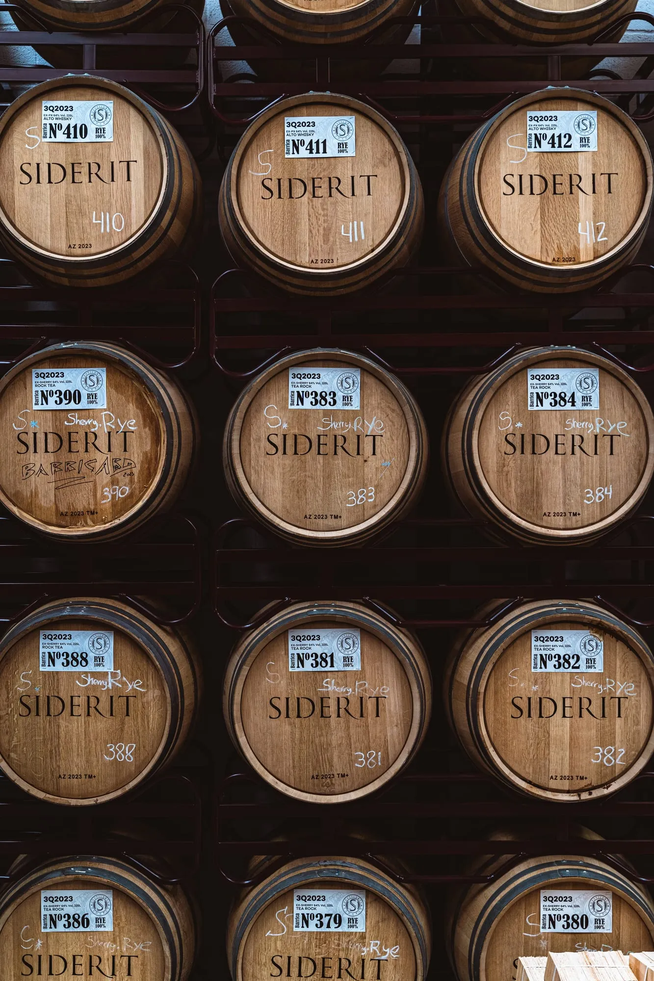 Retícula de barricas numeradas con el logotipo de Siderit en la sala de crianza