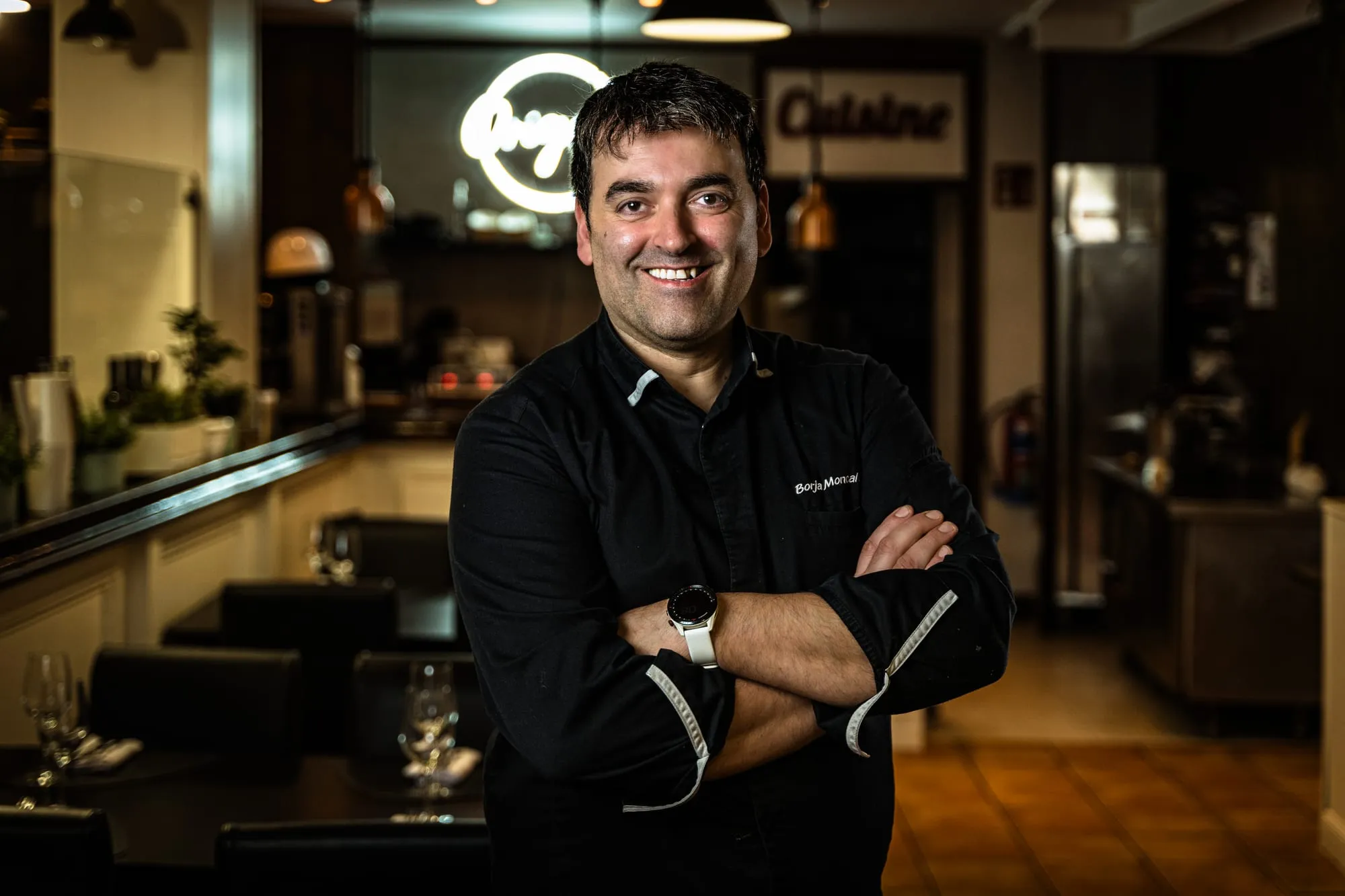 Retrato del cocinero de Origen con chaquetilla oscura en el comedor del restaurante