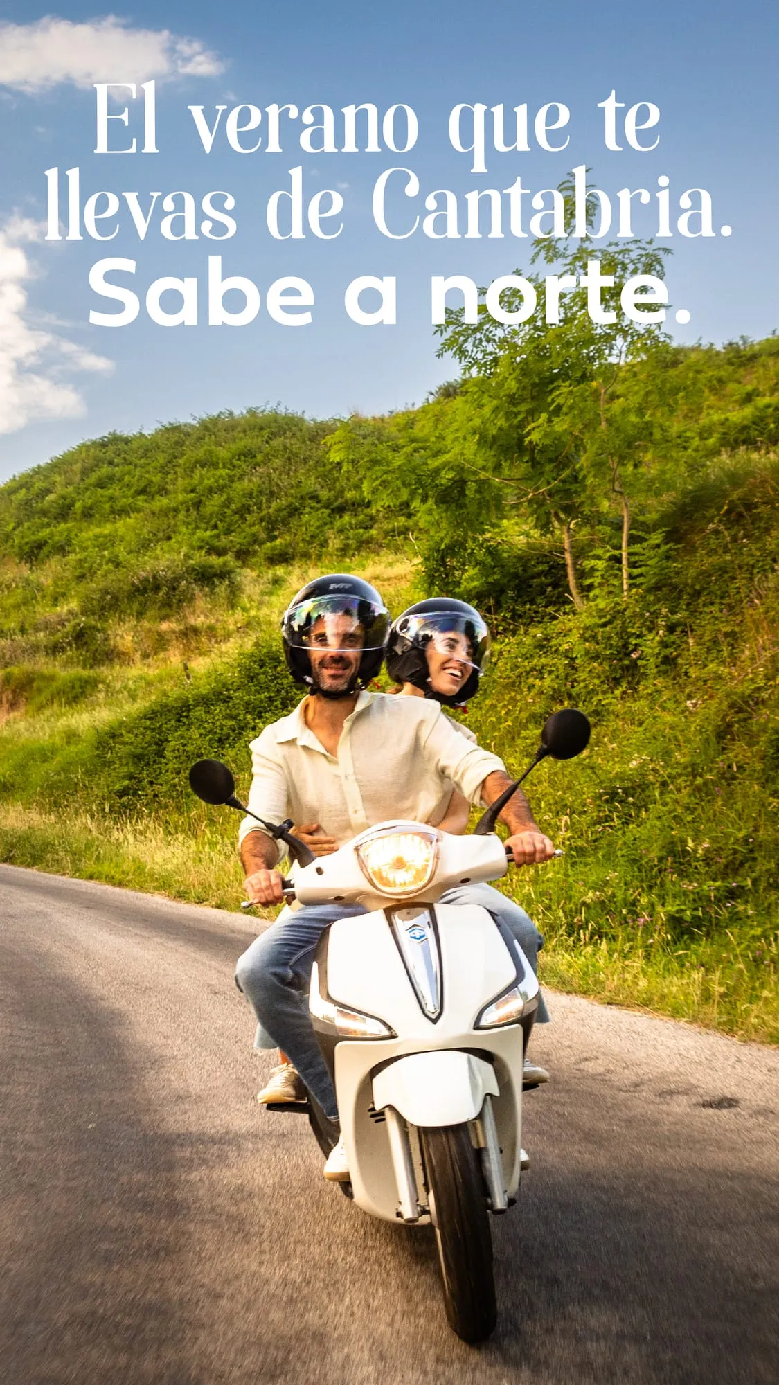 Story vertical con la pareja en scooter por una carretera entre prados bajo el claim de la campaña