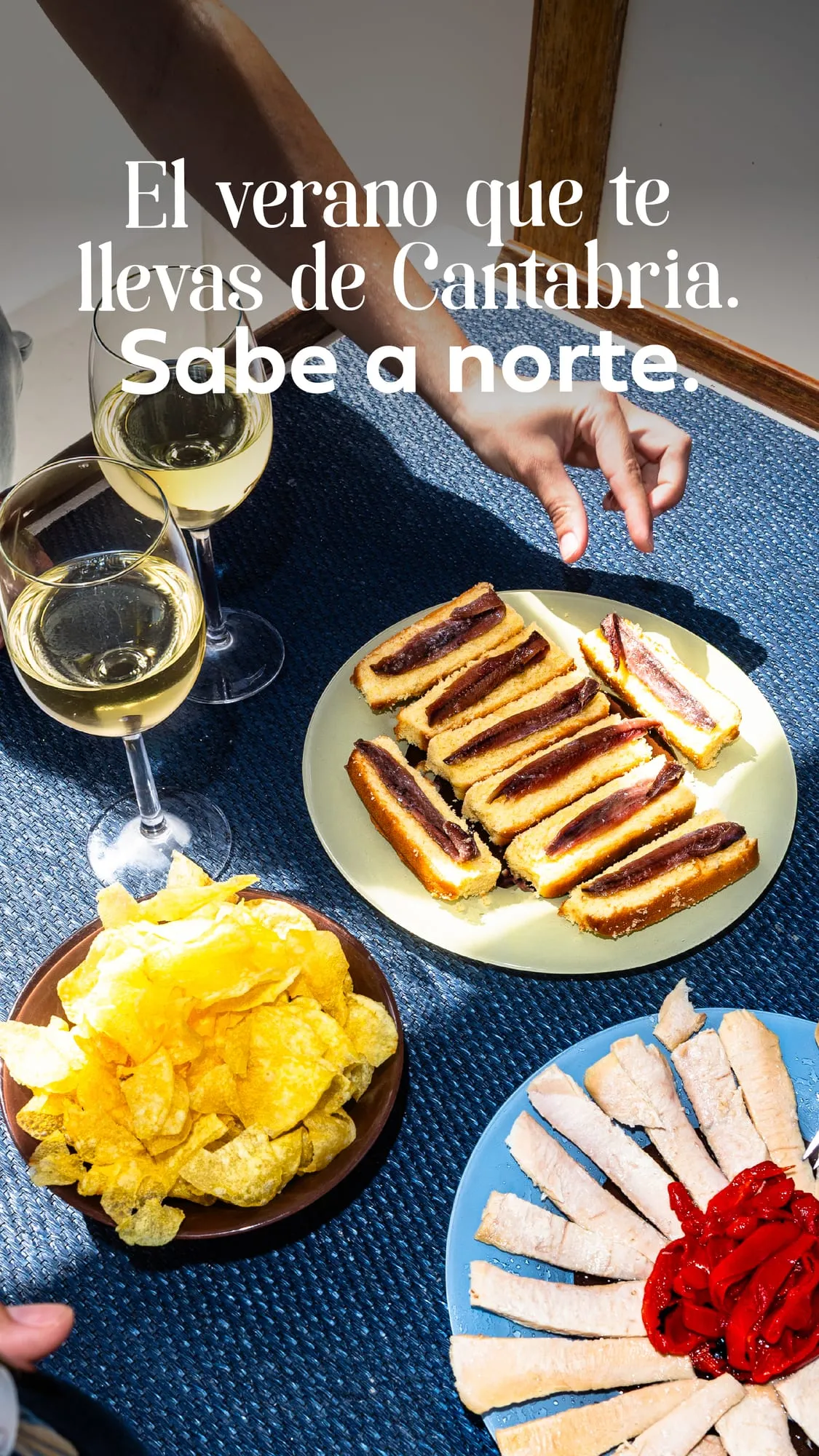 Story vertical con sobaos con anchoa, patatas fritas, queso y vino blanco bajo el claim de la campaña