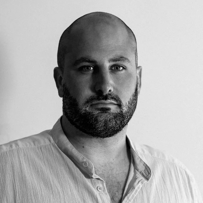 Retrato en blanco y negro de Alberto Martín, project manager de Karibu Media