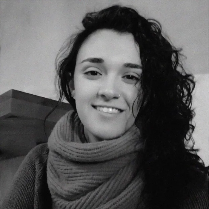 Retrato en blanco y negro de Alicia Campo, directora creativa de Karibu Media