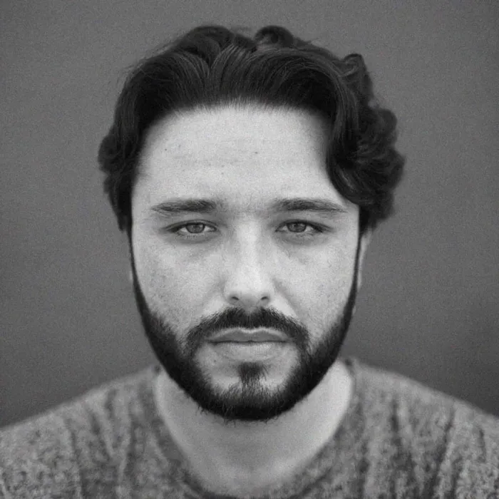 Retrato en blanco y negro de Miki Jordan, director de arte de Karibu Media